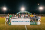 Jogadores de Botafogo-PB e Maringá seguram faixa de conscientização sobre a Ataxia de Friedreich antes de partida no Estádio Almeidão, em João Pessoa.