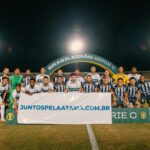 Jogadores de Botafogo-PB e Maringá seguram faixa de conscientização sobre a Ataxia de Friedreich antes de partida no Estádio Almeidão, em João Pessoa.