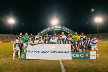 Jogadores de Botafogo-PB e Maringá seguram faixa de conscientização sobre a Ataxia de Friedreich antes de partida no Estádio Almeidão, em João Pessoa.
