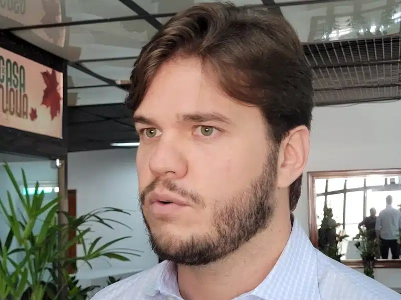 Bruno Cunha Lima comenta apoio do Governo da Paraíba ao São João de Campina Grande durante entrevista.