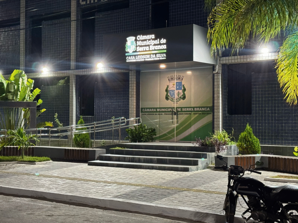 Fachada da Câmara Municipal de Serra Branca, alvo de ação do Ministério Público que questiona eleição antecipada da Mesa Diretora.