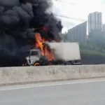 Caminhão pega fogo na BR-230, na entrada de Campina Grande, com grande volume de fumaça preta.