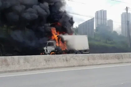 Caminhão pega fogo na BR-230, na entrada de Campina Grande, com grande volume de fumaça preta.