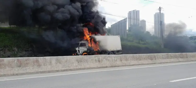 Caminhão pega fogo na BR-230, na entrada de Campina Grande, com grande volume de fumaça preta.