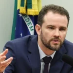 Contribuinte utiliza computador para acessar sistema da Receita Federal durante período de declaração do Imposto de Renda.