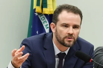 Contribuinte utiliza computador para acessar sistema da Receita Federal durante período de declaração do Imposto de Renda.