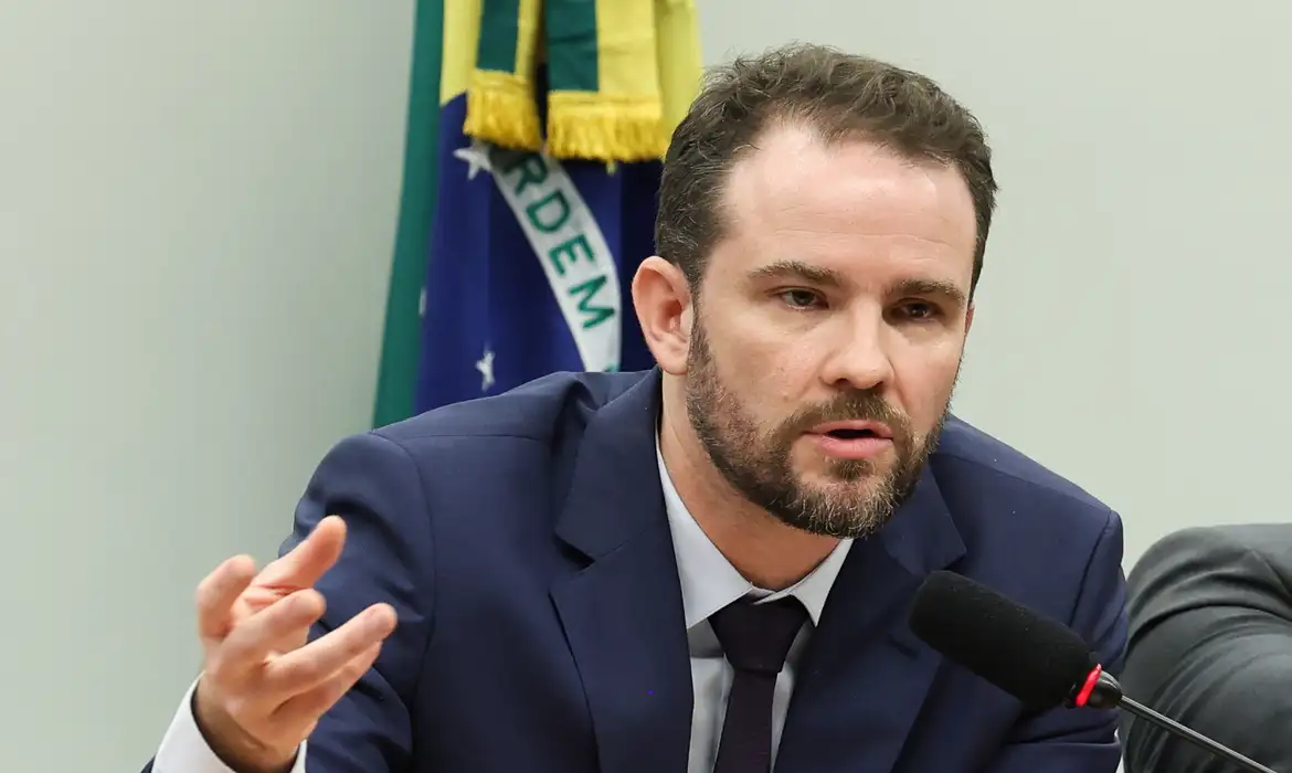 Contribuinte utiliza computador para acessar sistema da Receita Federal durante período de declaração do Imposto de Renda.