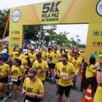 Participantes da Corrida 5k Pela Paz no Trânsito durante o encerramento da campanha Maio Amarelo 2026, no Açude Velho, em Campina Grande.