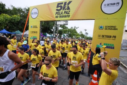 Participantes da Corrida 5k Pela Paz no Trânsito durante o encerramento da campanha Maio Amarelo 2026, no Açude Velho, em Campina Grande.