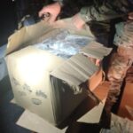Policiais rodoviários federais durante fiscalização em rodovia da Paraíba com apreensão de drogas e veículos.