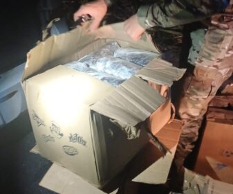 Policiais rodoviários federais durante fiscalização em rodovia da Paraíba com apreensão de drogas e veículos.