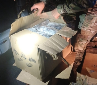 Policiais rodoviários federais durante fiscalização em rodovia da Paraíba com apreensão de drogas e veículos.