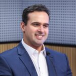 Governador Lucas Ribeiro anuncia antecipação da primeira parcela do 13º salário dos servidores estaduais durante programa Conversa com o Governador.