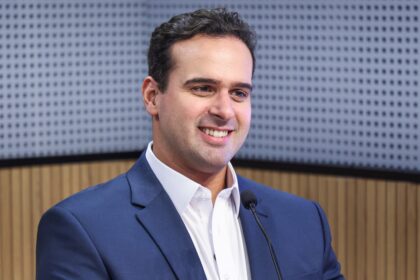 Governador Lucas Ribeiro anuncia antecipação da primeira parcela do 13º salário dos servidores estaduais durante programa Conversa com o Governador.