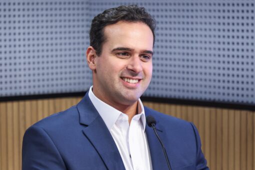 Governador Lucas Ribeiro anuncia antecipação da primeira parcela do 13º salário dos servidores estaduais durante programa Conversa com o Governador.