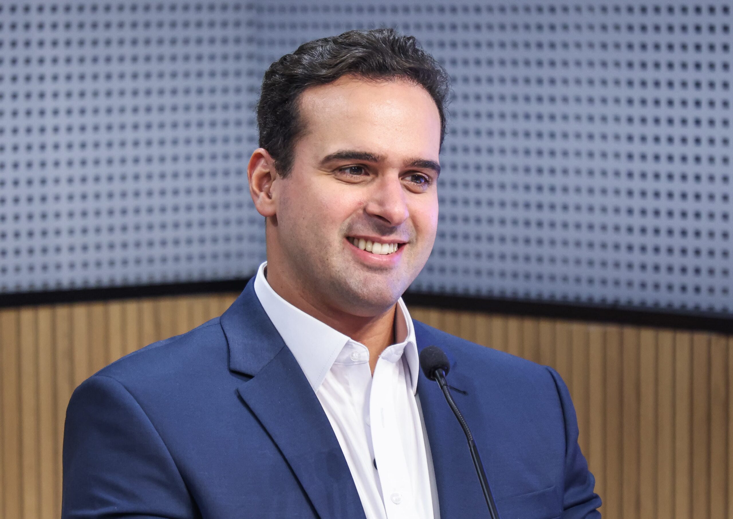 Governador Lucas Ribeiro anuncia antecipação da primeira parcela do 13º salário dos servidores estaduais durante programa Conversa com o Governador.
