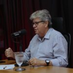 João Azevêdo durante entrevista sobre sua pré-candidatura ao Senado Federal.