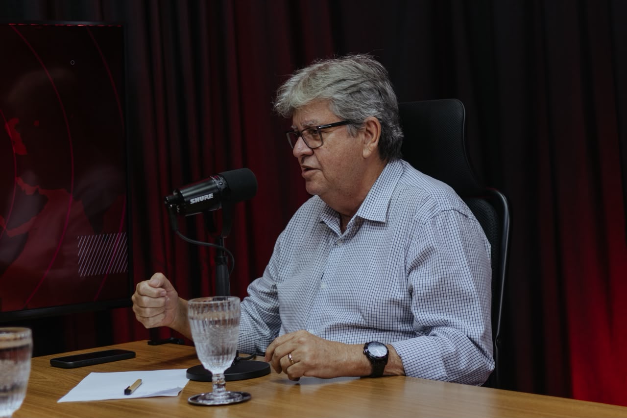 João Azevêdo durante entrevista sobre sua pré-candidatura ao Senado Federal.