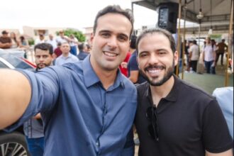 Prefeito Lucas Pereira e Lucas Ribeiro durante evento político no Sertão da Paraíba.