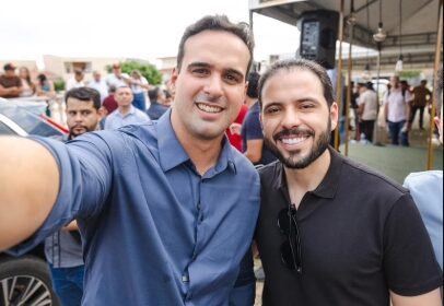 Prefeito Lucas Pereira e Lucas Ribeiro durante evento político no Sertão da Paraíba.