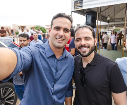 Prefeito Lucas Pereira e Lucas Ribeiro durante evento político no Sertão da Paraíba.