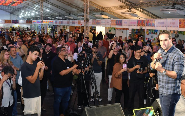 Governador Lucas Ribeiro durante abertura do 42º Salão do Artesanato Paraibano em Campina Grande.