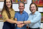 Nabor Wanderley ao lado de Léa Toscano e Camila Toscano durante agenda política na Paraíba.