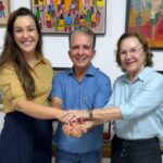 Nabor Wanderley ao lado de Léa Toscano e Camila Toscano durante agenda política na Paraíba.