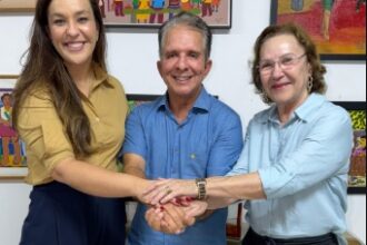 Nabor Wanderley ao lado de Léa Toscano e Camila Toscano durante agenda política na Paraíba.