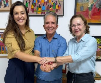Nabor Wanderley ao lado de Léa Toscano e Camila Toscano durante agenda política na Paraíba.