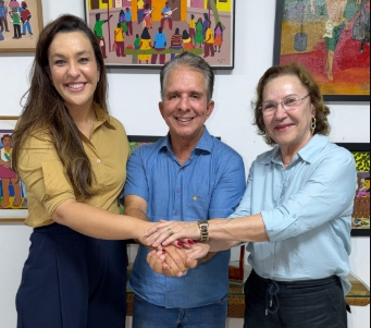 Nabor Wanderley ao lado de Léa Toscano e Camila Toscano durante agenda política na Paraíba.