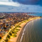 Vista da orla de João Pessoa durante período de alta movimentação turística no feriado de Corpus Christi.