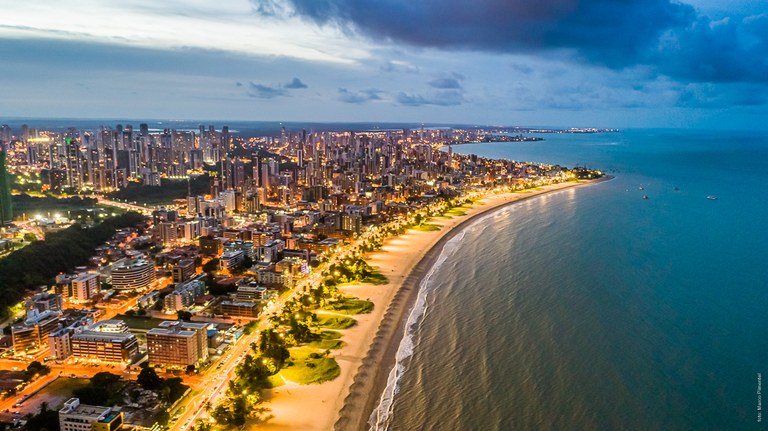 Vista da orla de João Pessoa durante período de alta movimentação turística no feriado de Corpus Christi.