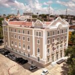 Prédio administrativo do Governo da Paraíba durante expediente público em João Pessoa.