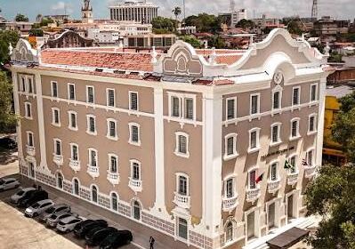 Prédio administrativo do Governo da Paraíba durante expediente público em João Pessoa.
