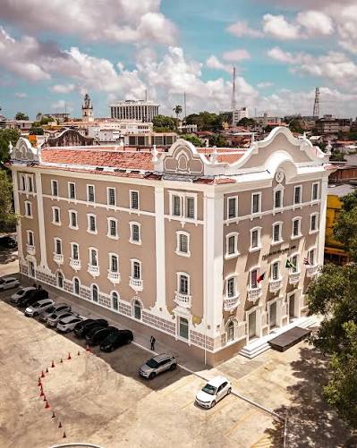 Prédio administrativo do Governo da Paraíba durante expediente público em João Pessoa.