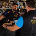 Consumidores pesquisam fogos de artifício em bazares instalados ao lado do Estádio Almeidão, em João Pessoa.