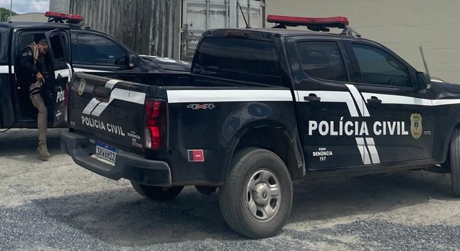Viatura policial durante ocorrência investigada pela Delegacia da Mulher em João Pessoa.