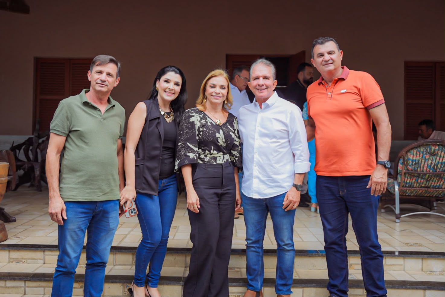 Prefeita Delúsia Barros ao lado de Nabor Wanderley durante anúncio de apoio político em Queimadas.