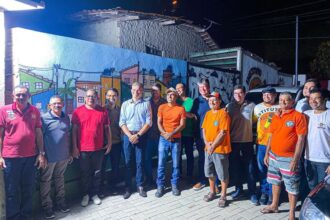 Instalação de placas solares na comunidade São Rafael, em João Pessoa, durante projeto desenvolvido pela UFPB e parceiros.