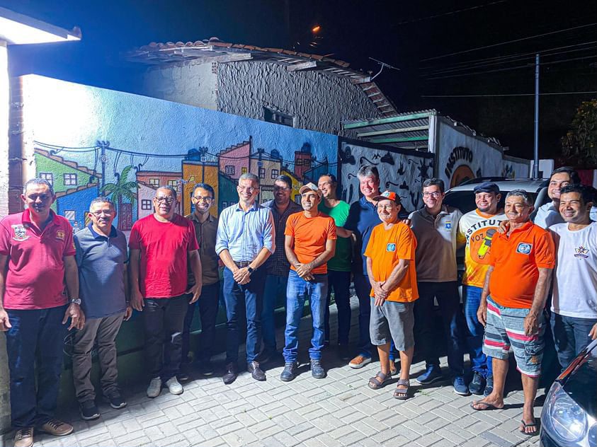 Instalação de placas solares na comunidade São Rafael, em João Pessoa, durante projeto desenvolvido pela UFPB e parceiros.