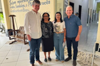 Ruy Carneiro e Nabor Wanderley durante visita a hospital filantrópico na Paraíba.