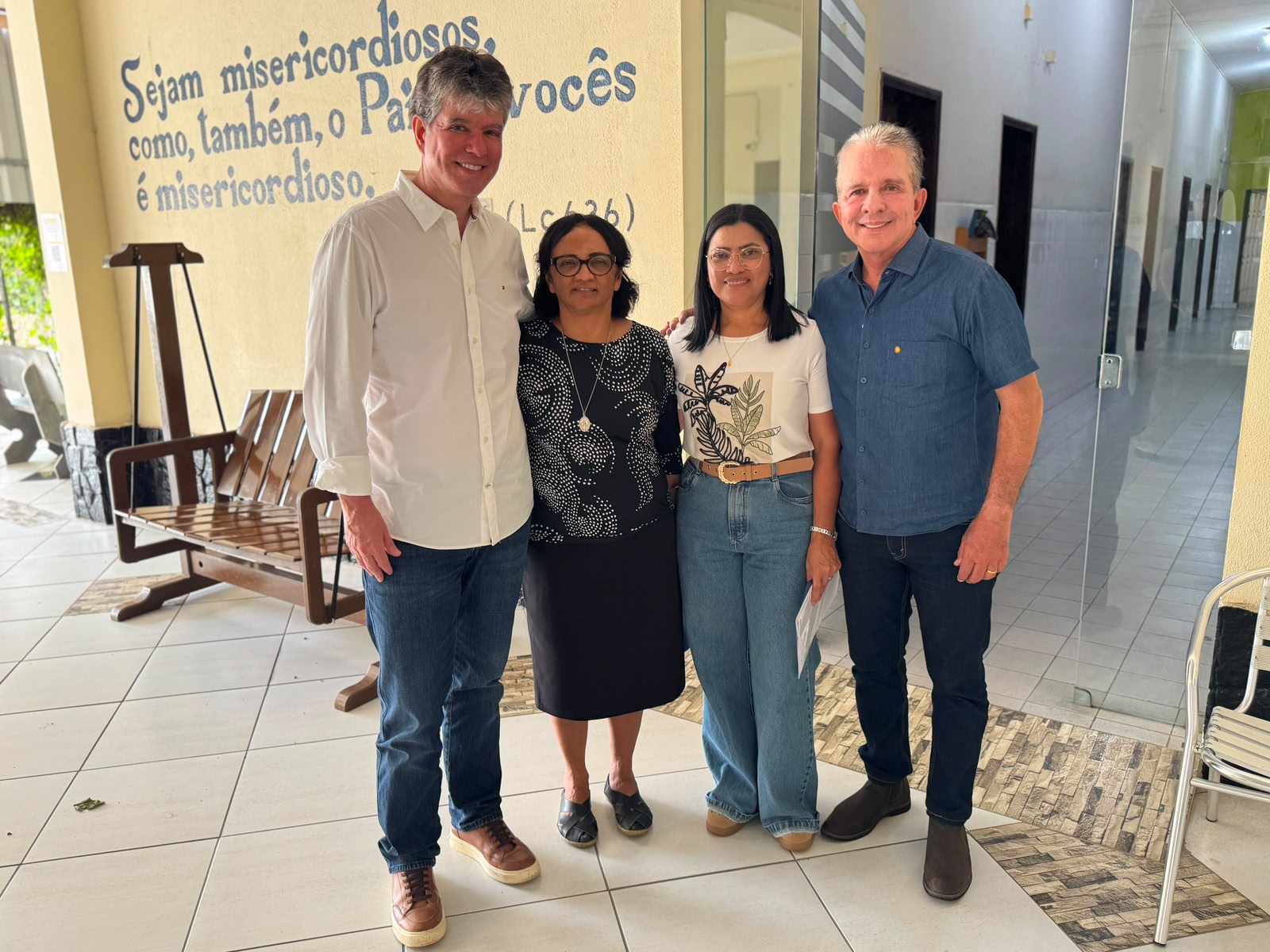 Ruy Carneiro e Nabor Wanderley durante visita a hospital filantrópico na Paraíba.