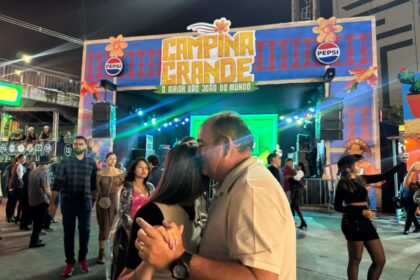 Público dança forró nos polos culturais do Parque do Povo e Parque Evaldo Cruz durante o primeiro “sextou” d’O Maior São João do Mundo, em Campina Grande.