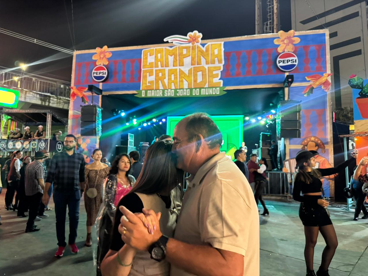 Público dança forró nos polos culturais do Parque do Povo e Parque Evaldo Cruz durante o primeiro “sextou” d’O Maior São João do Mundo, em Campina Grande.