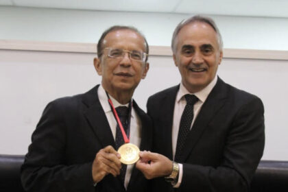 Jornalista Hermes de Luna recebe Medalha de Mérito Jornalístico Lena Guimarães durante sessão solene na Assembleia Legislativa da Paraíba.
