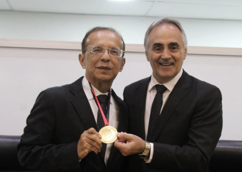 Jornalista Hermes de Luna recebe Medalha de Mérito Jornalístico Lena Guimarães durante sessão solene na Assembleia Legislativa da Paraíba.