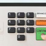 Urna eletrônica utilizada nas eleições brasileiras durante processo de votação.