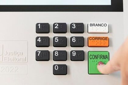 Urna eletrônica utilizada nas eleições brasileiras durante processo de votação.