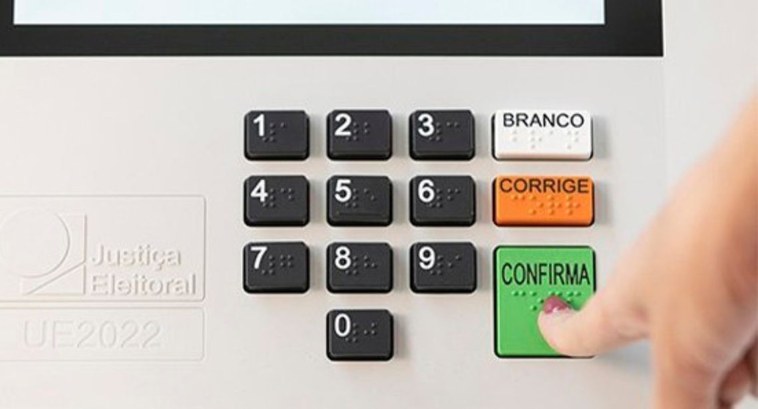 Urna eletrônica utilizada nas eleições brasileiras durante processo de votação.